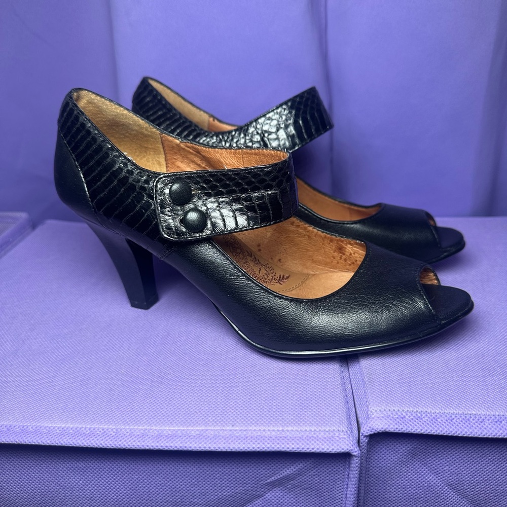 Sofft Black Mary Jane Classic Pumps Patent Leather Button Strap Kitten Heels 8.5